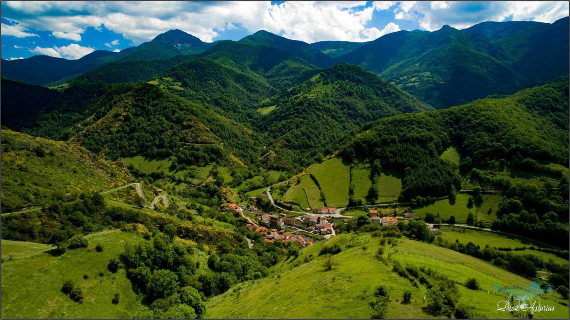 Apartamentos Turisticos El Balcon De Llavandes Colombres Esterno foto